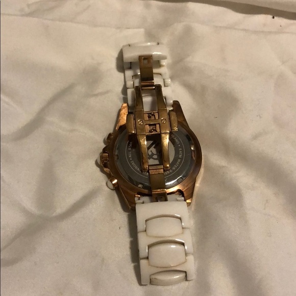 White and gold watch - Picture 4 of 6